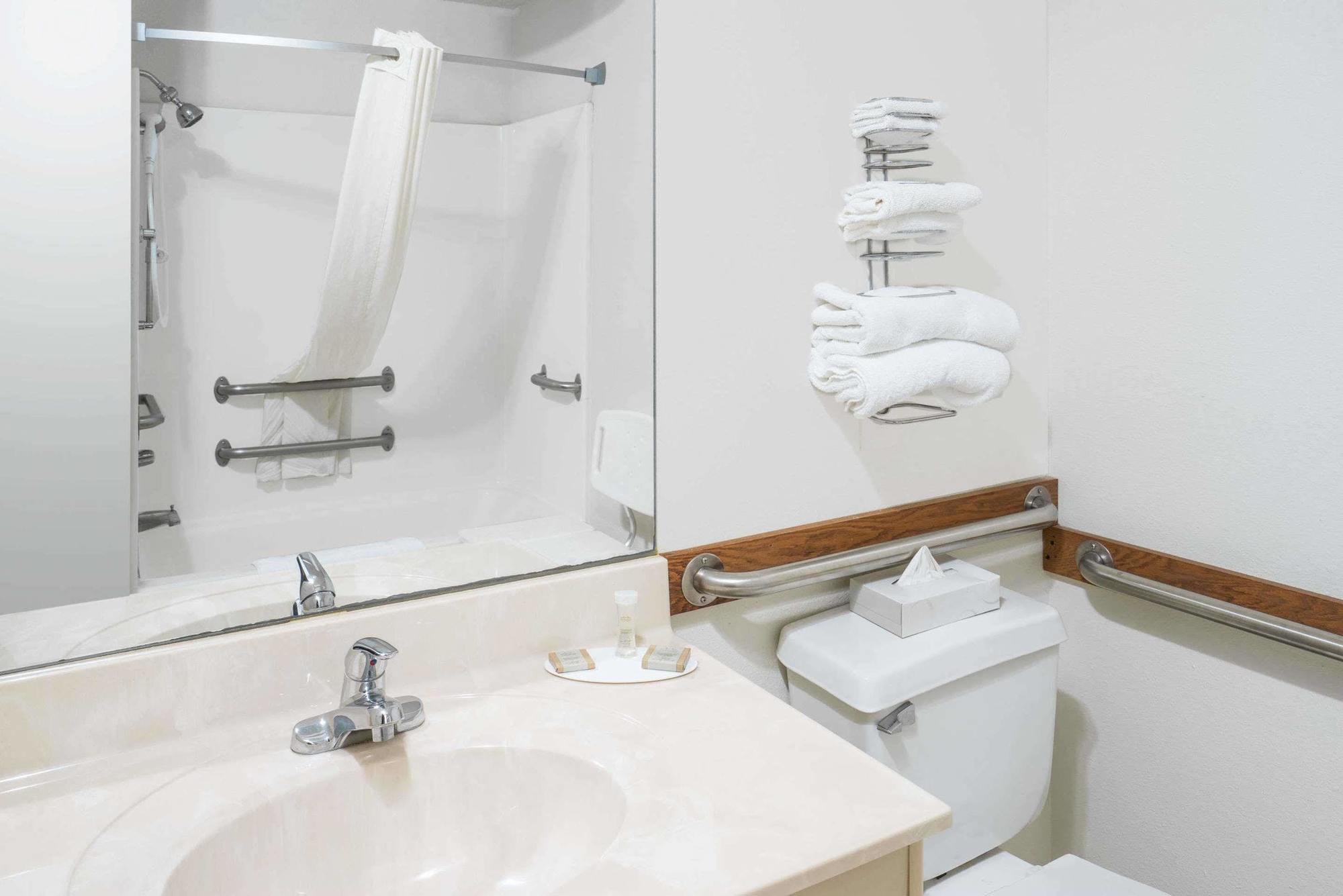 Super 8 By Wyndham Fond Du Lac Ngoại thất bức ảnh